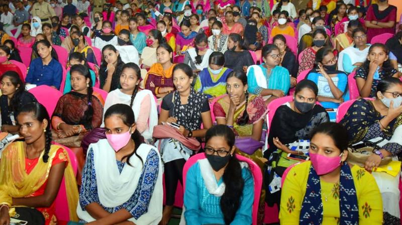 గోల్డెన్ జూబిలీ హాల్ ది ఆదోని ఆర్ట్స్ అండ్ సైన్స్ కాలేజీ ఆదోని లో జాబ్ మేళ 2025